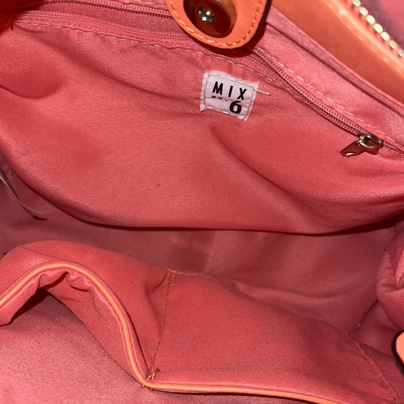Coral Pocketbook with an attachable strap to make a shoulder bag - Picture 4 of 9